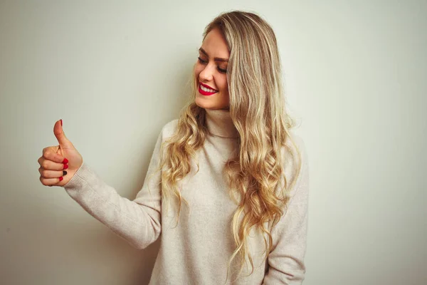 Mulher Bonita Vestindo Camisola Gola Alta Inverno Sobre Fundo Branco — Fotografia de Stock