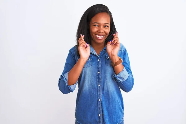 Mooie Jonge Afro Amerikaanse Vrouw Draagt Spijkerjasje Geïsoleerde Achtergrond Gebaren — Stockfoto