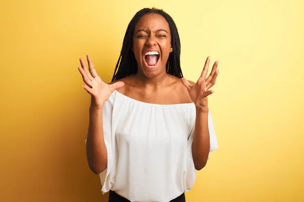 Jovem Afro Americana Vestindo Camiseta Branca Sobre Fundo Amarelo Isolado — Fotografia de Stock