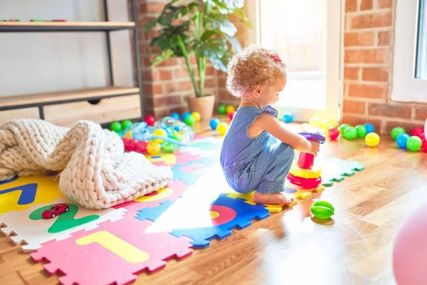 Hermoso Bebé Caucásico Jugando Con Juguetes Colorida Sala Juegos Feliz — Foto de Stock