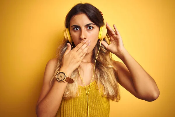 Junge Schöne Frau Mit Kopfhörern Über Gelbem Isolierten Hintergrunddeckel Mund — Stockfoto