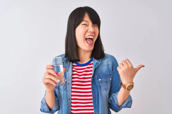 Jonge Mooie Chinese Vrouw Met Glas Water Geïsoleerde Witte Achtergrond — Stockfoto