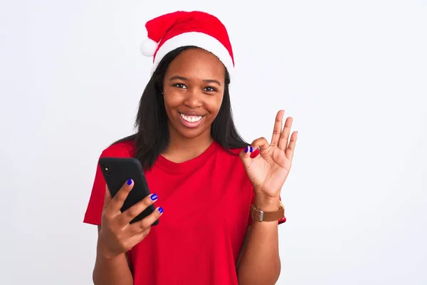 Jovem Afro Americana Vestindo Chapéu Natal Usando Smartphone Fazendo Sinal — Fotografia de Stock