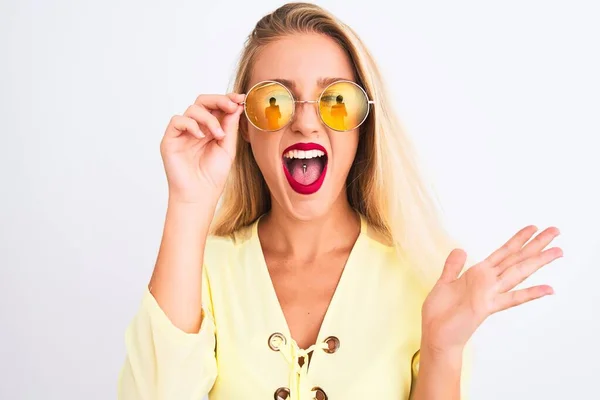 Jovem Mulher Bonita Vestindo Camiseta Amarela Óculos Sol Sobre Fundo — Fotografia de Stock