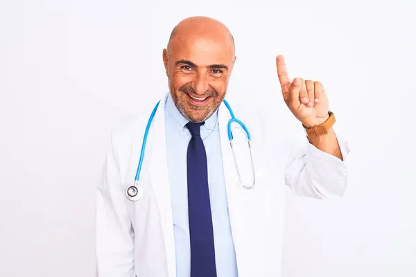 Dokter Usia Pertengahan Mengenakan Stetoskop Dan Dasi Berdiri Atas Latar — Stok Foto
