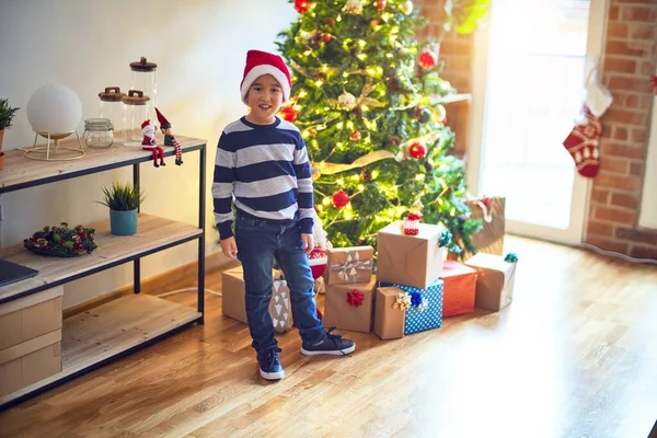 Criança Adorável Sorrindo Feliz Confiante Usando Chapéu Papai Noel Com — Fotografia de Stock