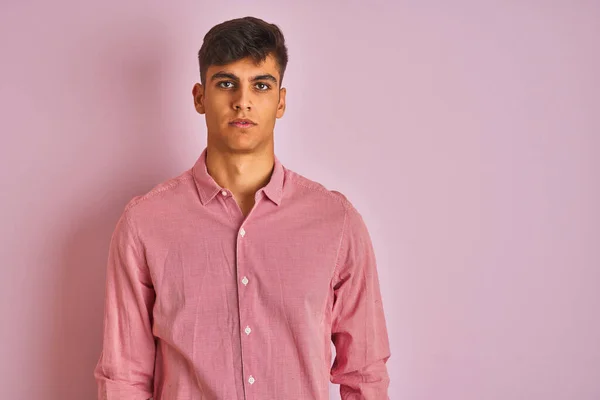 Молодий Індійський Чоловік Витонченій Сорочці Стоїть Над Ізольованим Рожевим Тлом — стокове фото