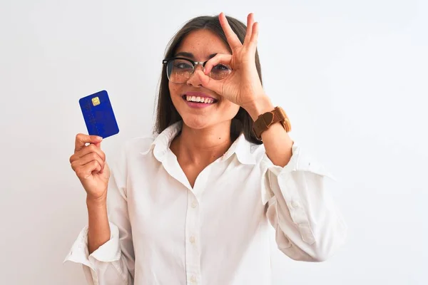 Młoda Bizneswoman Nosząca Okulary Kartą Kredytową Odizolowanym Białym Tle Uśmiechniętą — Zdjęcie stockowe