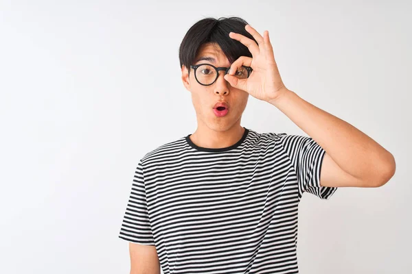 Homem Chinês Vestindo Óculos Marinho Listrado Shirt Sobre Fundo Branco — Fotografia de Stock