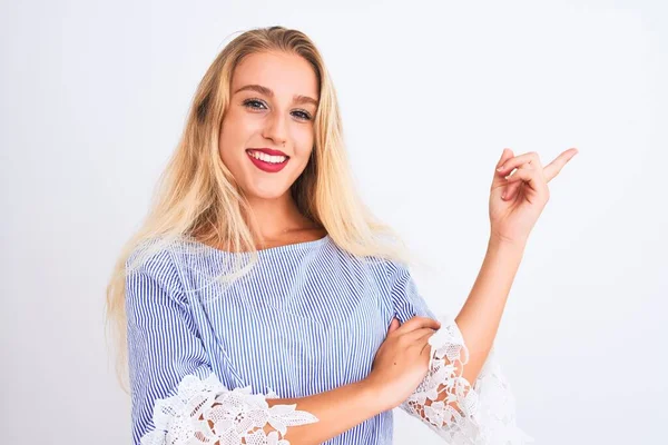 Ung Vacker Kvinna Bär Elegant Blå Shirt Stående Över Isolerad — Stockfoto