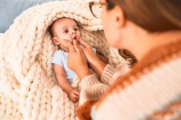 Genç Güzel Bir Kadın Bebeği Evdeki Kanepede Yeni Doğan Anne — Stok fotoğraf