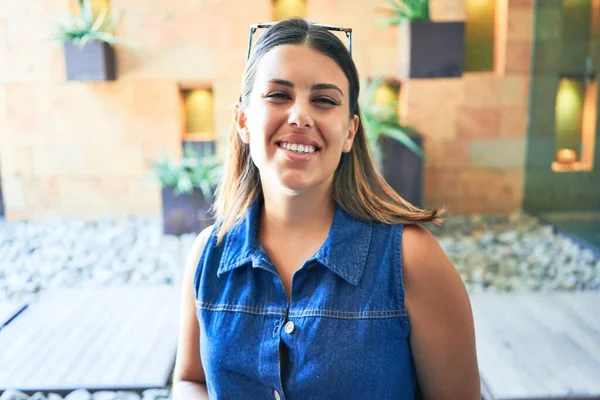 Jovem Mulher Bonita Sorrindo Feliz Positiva Dentro Casa Hotel Resort — Fotografia de Stock