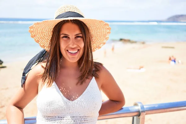 Schöne Junge Frau Fuß Auf Der Strandpromenade Genießen Meerblick Lächelnd — Stockfoto