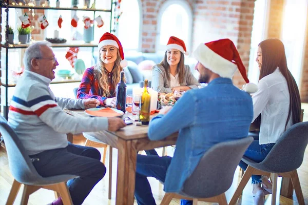 Mooie Familie Draagt Kerstman Hoed Vergadering Glimlachend Gelukkig Vol Vertrouwen — Stockfoto