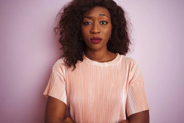 年轻的非洲裔美国妇女穿着T恤站在孤立的粉红色背景怀疑和紧张 不赞成表情在脸上交叉的手臂 消极的人 — 图库照片