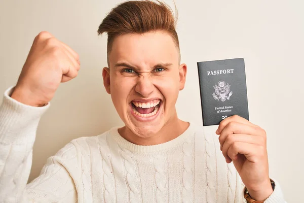 Mladý Pohledný Muž Držící Pas Usa Nad Izolovaným Bílým Pozadím — Stock fotografie