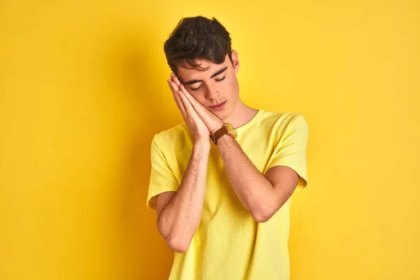 Adolescente Niño Usando Camiseta Amarilla Sobre Fondo Aislado Durmiendo Cansado — Foto de Stock