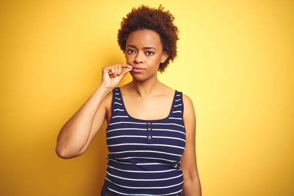 Beauitul Afro Amerikai Nyári Pólót Visel Izolált Sárga Háttér Száj — Stock Fotó