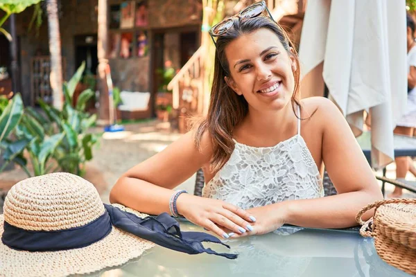 Genç Güzel Bir Kadın Tropikal Bir Restoranda Oturuyor Yaz Tatilinin — Stok fotoğraf