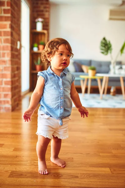 Schöne Kleinkind Mädchen Trägt Blaues Jeanshemd Das Auf Dem Boden — Stockfoto