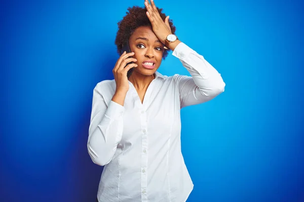 Afrikanische Amerikanerin Die Auf Dem Smartphone Über Blauem Isoliertem Hintergrund — Stockfoto