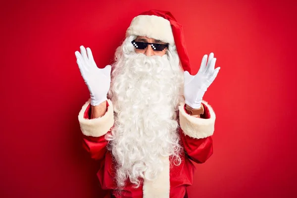 Homem Meia Idade Vestindo Traje Papai Noel Óculos Sol Sobre — Fotografia de Stock