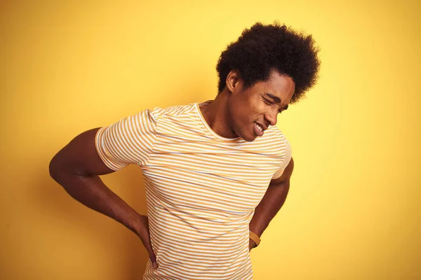 Amerykanin Afro Włosami Pasiastej Koszulce Stojący Nad Odizolowanym Żółtym Tłem — Zdjęcie stockowe