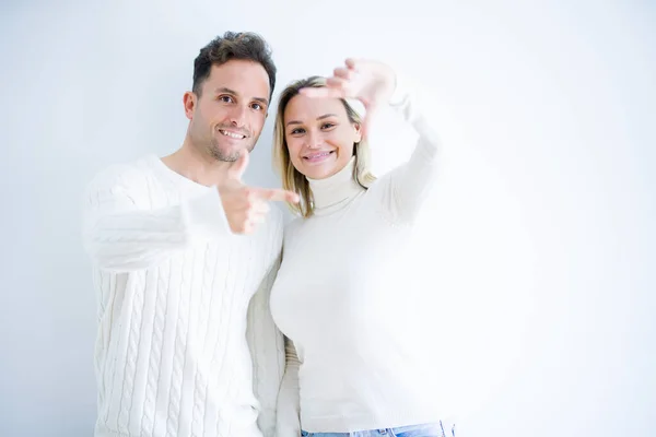 Jovem Casal Bonito Vestindo Shirt Casual Sobre Fundo Branco Isolado — Fotografia de Stock