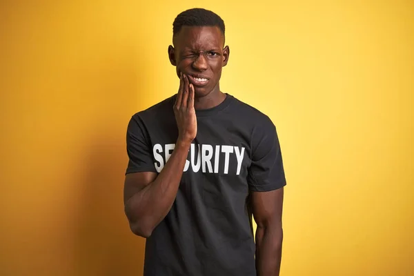 Africano Americano Salvaguardar Homem Vestindo Uniforme Segurança Sobre Fundo Amarelo — Fotografia de Stock