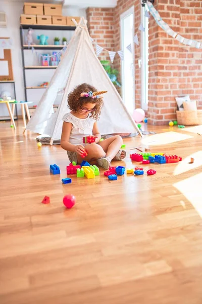 Schönes Kleinkind Mit Brille Und Einhorn Diadem Sitzt Kindergarten Und — Stockfoto