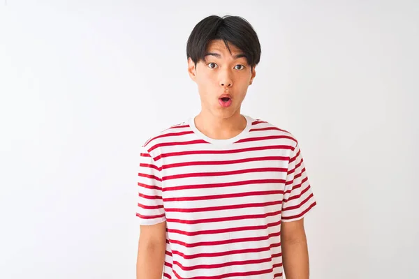 Jovem Chinês Homem Vestindo Casual Listrado Shirt Sobre Isolado Branco — Fotografia de Stock
