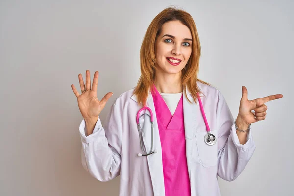 Rödhårig Kaukasisk Läkare Kvinna Bär Rosa Stetoskop Över Isolerad Bakgrund — Stockfoto