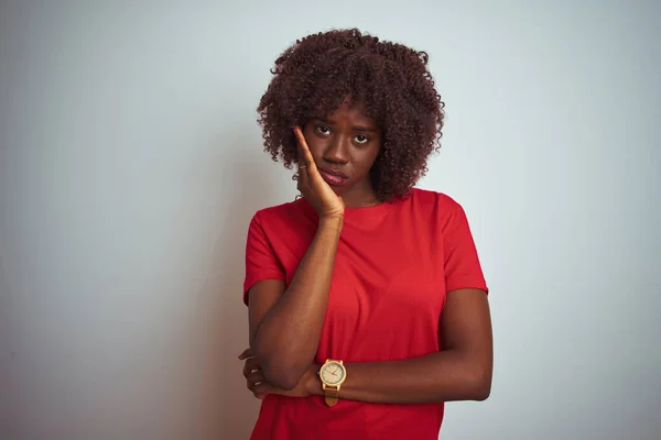 Jonge Afrikaanse Afro Vrouw Draagt Rood Shirt Geïsoleerde Witte Achtergrond — Stockfoto