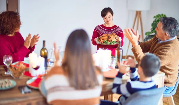 Schöne Familie Lächelt Glücklich Und Zuversichtlich Einer Von Ihnen Steht — Stockfoto