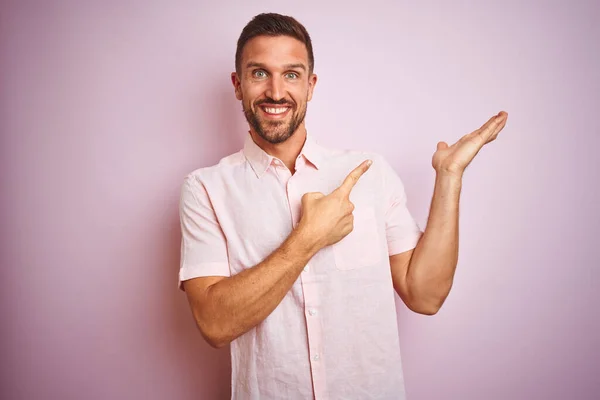 Joven Hombre Guapo Con Elegante Camisa Verano Sobre Fondo Rosa — Foto de Stock