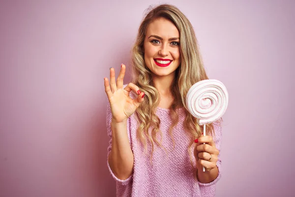 Jeune Belle Femme Mangeant Des Bonbons Sucrés Sur Fond Rose — Photo