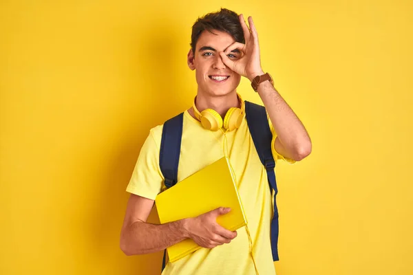 Adolescente Niño Usando Auriculares Mochila Leyendo Libro Sobre Fondo Aislado — Foto de Stock