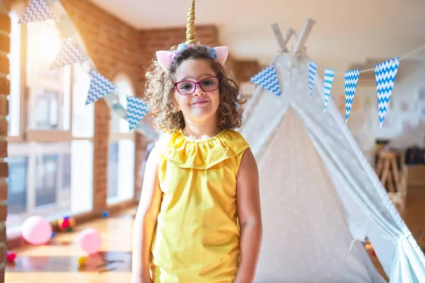 Schönes Kleinkind Mit Brille Und Einhorn Diadem Kindergarten Stehend Und — Stockfoto