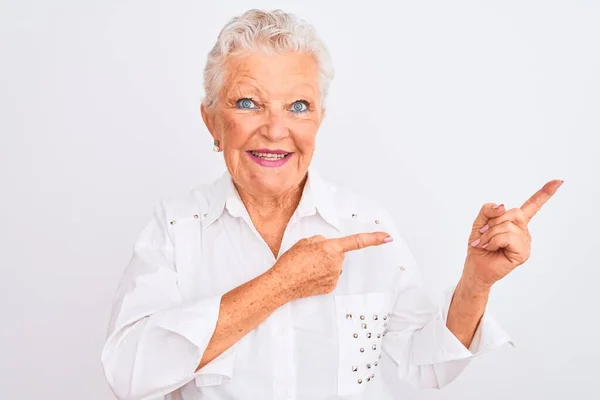 Oudere Grijsharige Vrouw Met Een Elegant Shirt Een Geïsoleerde Witte — Stockfoto
