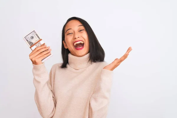 Ung Vacker Kinesisk Kvinna Som Håller Dollar Stående Över Isolerad — Stockfoto