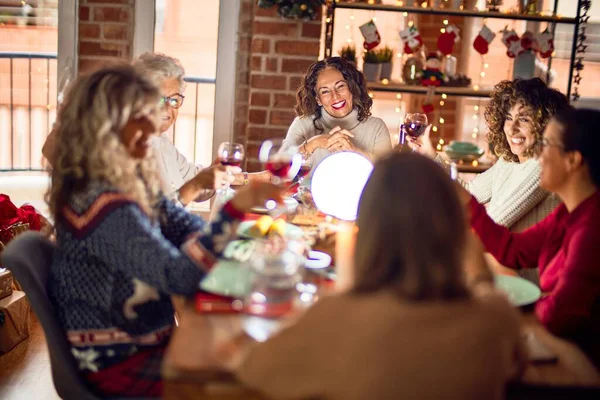 Mooie Groep Vrouwen Die Blij Zelfverzekerd Glimlachen Geroosterde Kalkoen Eten — Stockfoto