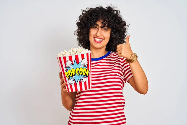 Fiatal Arab Göndör Haj Tartó Csomag Popcorn Felett Elszigetelt Fehér — Stock Fotó