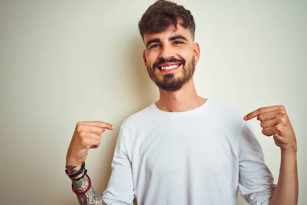 Jovem Com Tatuagem Vestindo Camiseta Sobre Fundo Branco Isolado Olhando — Fotografia de Stock