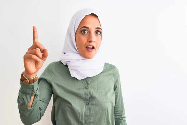 Junge Schöne Arabische Frau Trägt Traditionellen Muslimischen Hidschab Über Isoliertem — Stockfoto