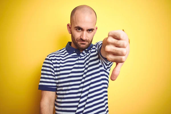 Jeune Homme Chauve Barbe Portant Shirt Bleu Rayé Décontracté Sur — Photo