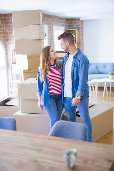 Junges schönes verliebtes Paar zieht in neues Zuhause, sehr glücklich und — Stockfoto