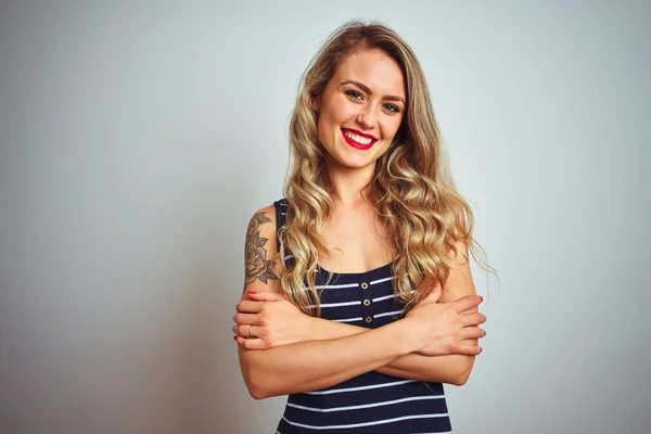 Jovem Mulher Bonita Vestindo Listras Shirt Sobre Fundo Isolado Branco — Fotografia de Stock