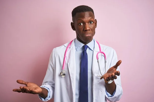 Homem Médico Afro Americano Vestindo Estetoscópio Sobre Fundo Rosa Isolado — Fotografia de Stock