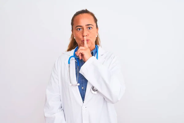 Dospělá Doktorka Středního Věku Stetoskopem Přes Izolované Pozadí Žádající Ticho — Stock fotografie