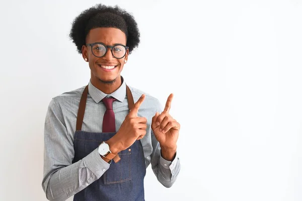 Jonge Afro Amerikaanse Winkelier Met Een Schort Bril Een Geïsoleerde — Stockfoto